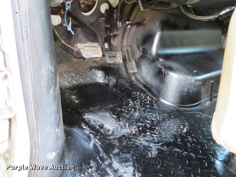 image for item DI2197 2004 GMC C6500  chip bed truck