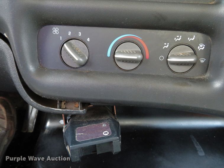 image for item DI2197 2004 GMC C6500  chip bed truck