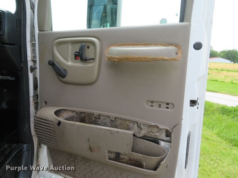 image for item DI2197 2004 GMC C6500  chip bed truck