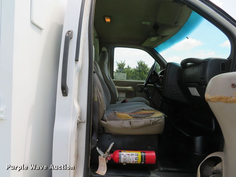 image for item DI2197 2004 GMC C6500  chip bed truck