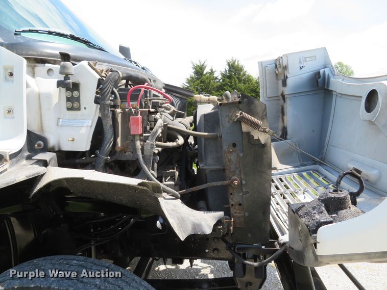 image for item DI2197 2004 GMC C6500  chip bed truck