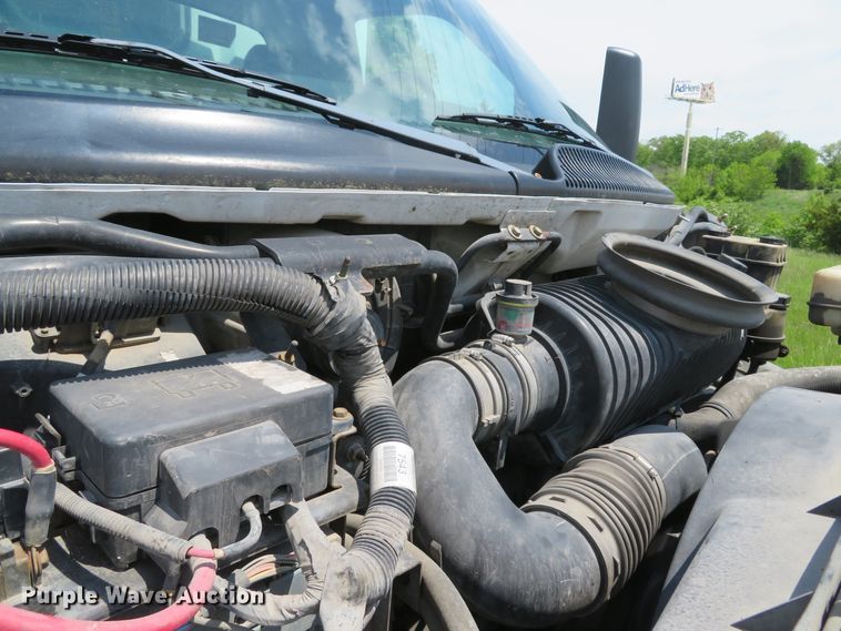 image for item DI2197 2004 GMC C6500  chip bed truck