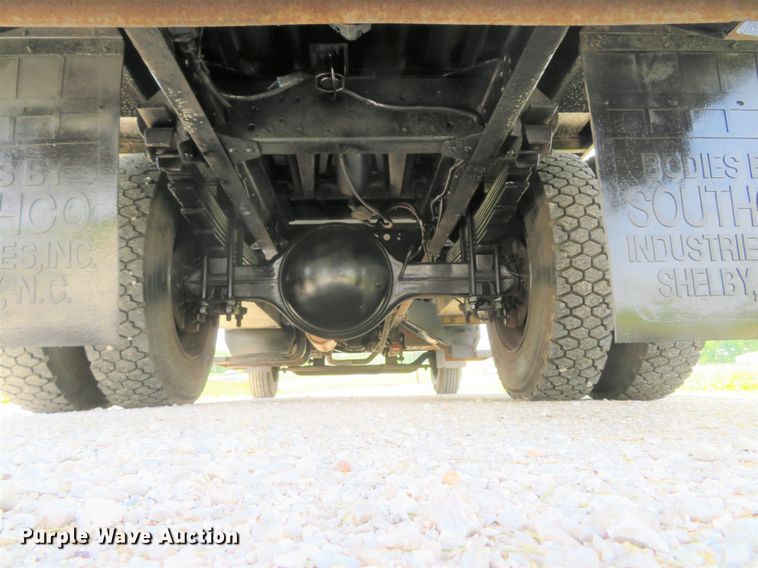 image for item DI2197 2004 GMC C6500  chip bed truck