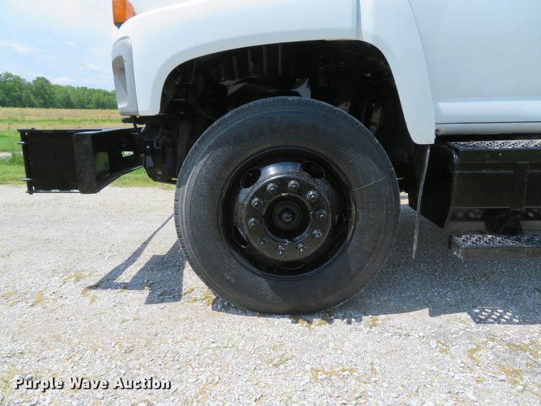 image for item DI2197 2004 GMC C6500  chip bed truck