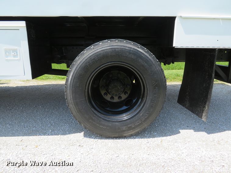 image for item DI2197 2004 GMC C6500  chip bed truck