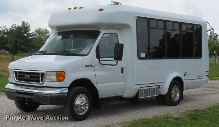 image for item DI2202 2006 Ford E350 Super Duty  shuttle bus