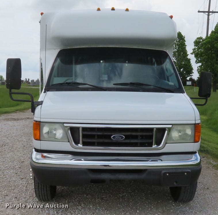 image for item DI2202 2006 Ford E350 Super Duty  shuttle bus