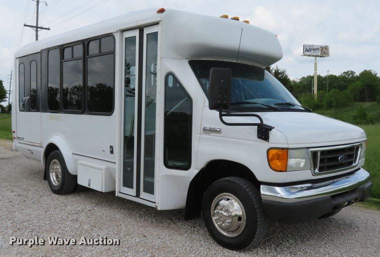 image for item DI2202 2006 Ford E350 Super Duty  shuttle bus