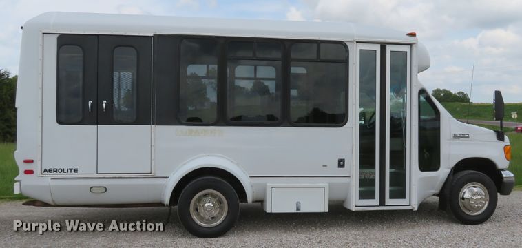 image for item DI2202 2006 Ford E350 Super Duty  shuttle bus