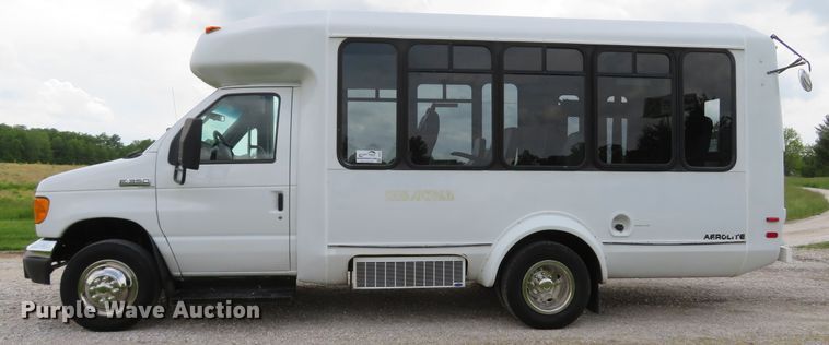 image for item DI2202 2006 Ford E350 Super Duty  shuttle bus