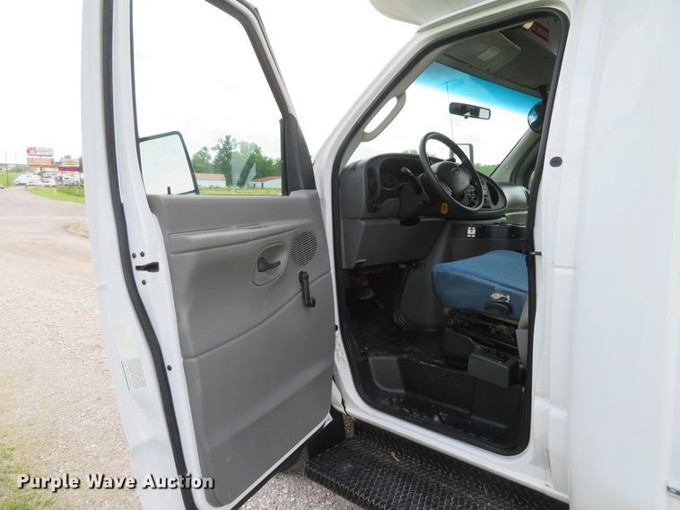 image for item DI2202 2006 Ford E350 Super Duty  shuttle bus