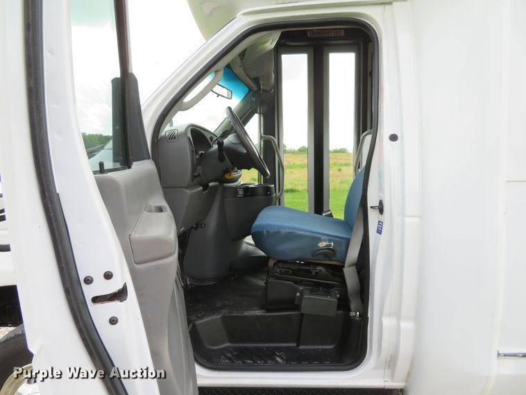 image for item DI2202 2006 Ford E350 Super Duty  shuttle bus