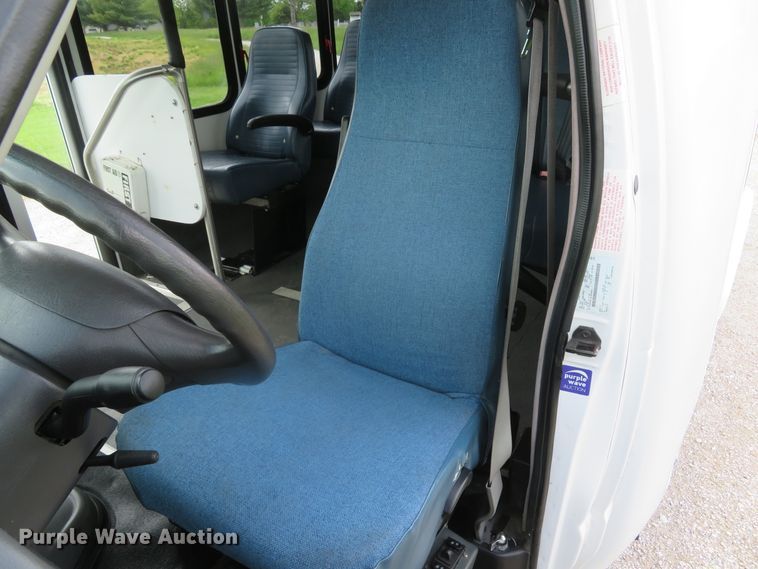 image for item DI2202 2006 Ford E350 Super Duty  shuttle bus