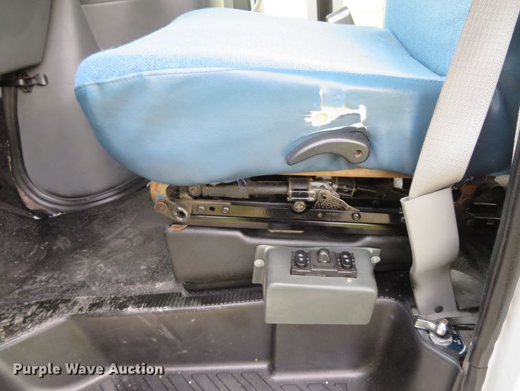 image for item DI2202 2006 Ford E350 Super Duty  shuttle bus