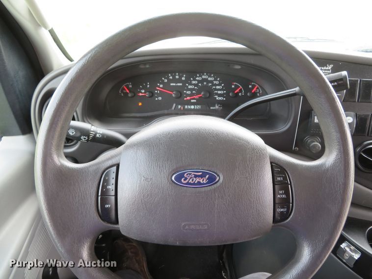 image for item DI2202 2006 Ford E350 Super Duty  shuttle bus