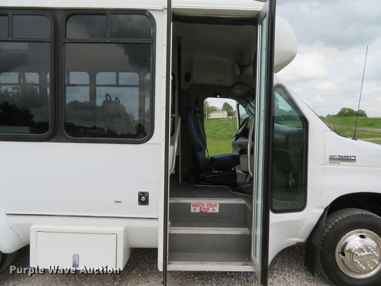 image for item DI2202 2006 Ford E350 Super Duty  shuttle bus