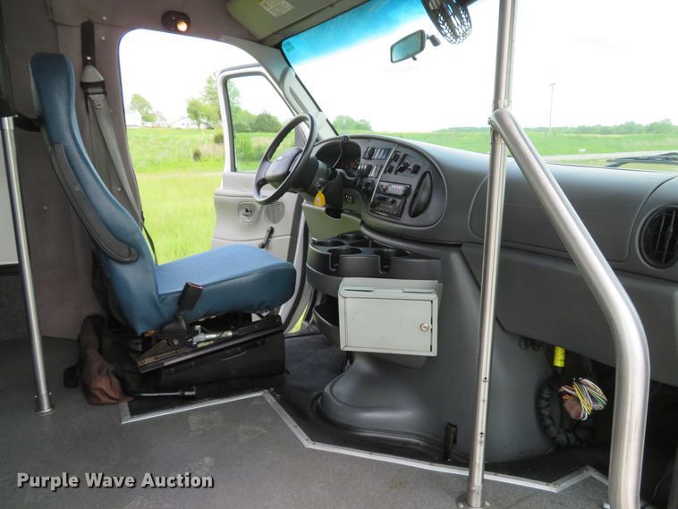 image for item DI2202 2006 Ford E350 Super Duty  shuttle bus