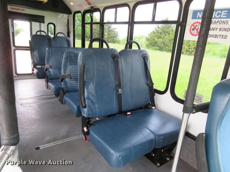 image for item DI2202 2006 Ford E350 Super Duty  shuttle bus