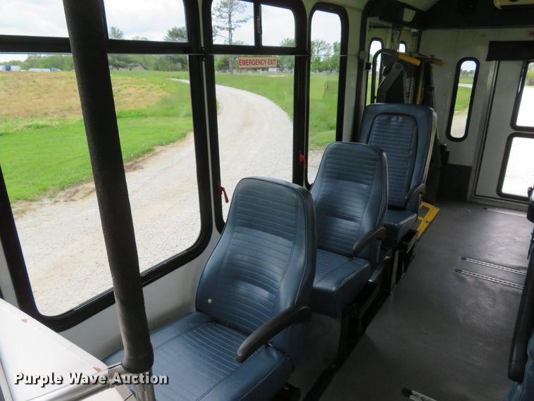 image for item DI2202 2006 Ford E350 Super Duty  shuttle bus