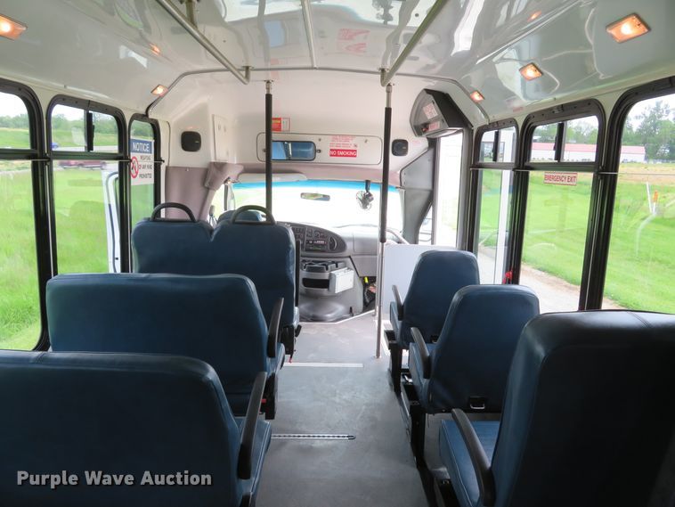 image for item DI2202 2006 Ford E350 Super Duty  shuttle bus