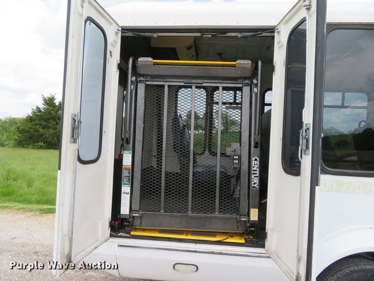 image for item DI2202 2006 Ford E350 Super Duty  shuttle bus