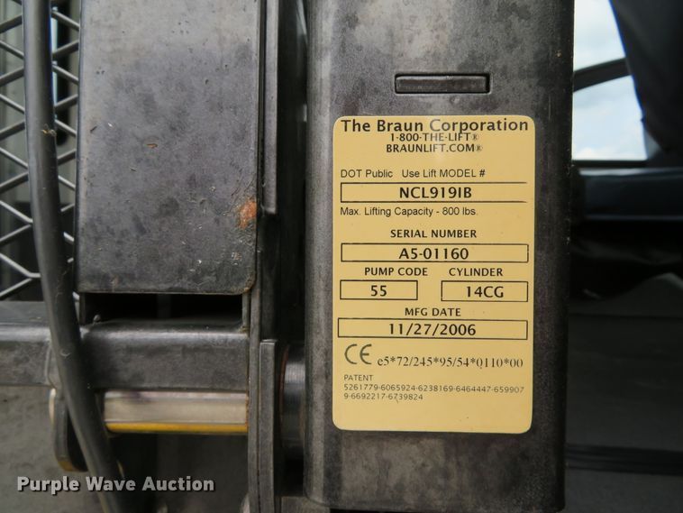 image for item DI2202 2006 Ford E350 Super Duty  shuttle bus