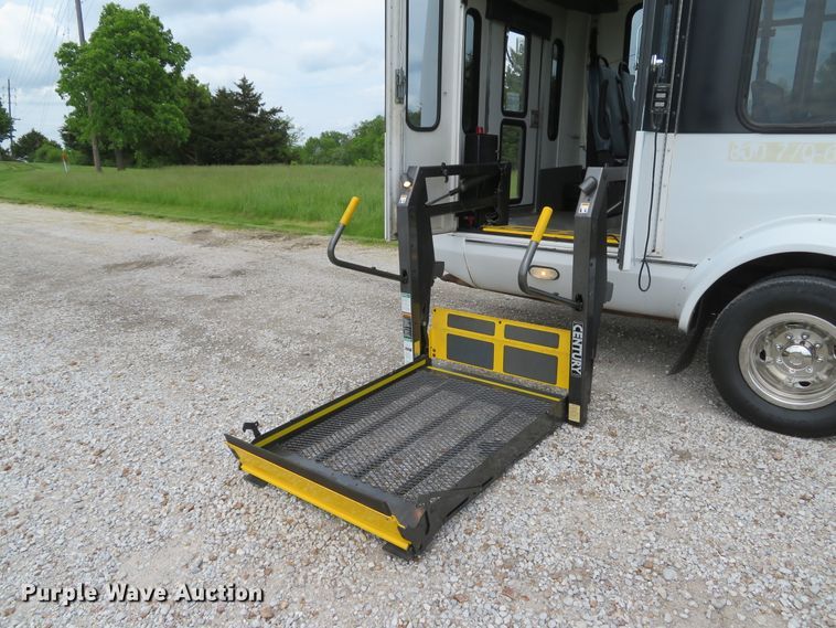 image for item DI2202 2006 Ford E350 Super Duty  shuttle bus