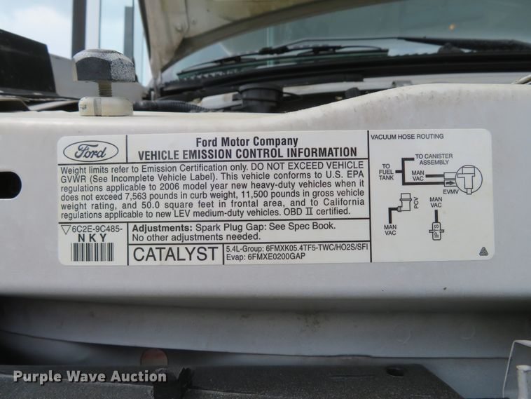 image for item DI2202 2006 Ford E350 Super Duty  shuttle bus