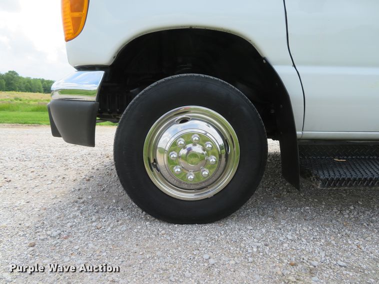 image for item DI2202 2006 Ford E350 Super Duty  shuttle bus