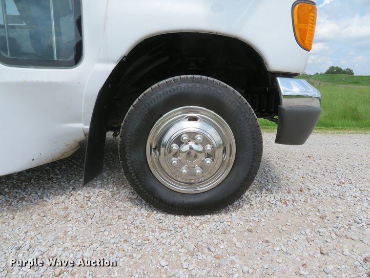 image for item DI2202 2006 Ford E350 Super Duty  shuttle bus