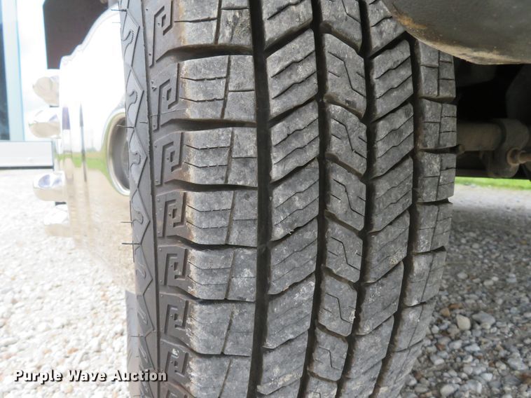 image for item DI2202 2006 Ford E350 Super Duty  shuttle bus