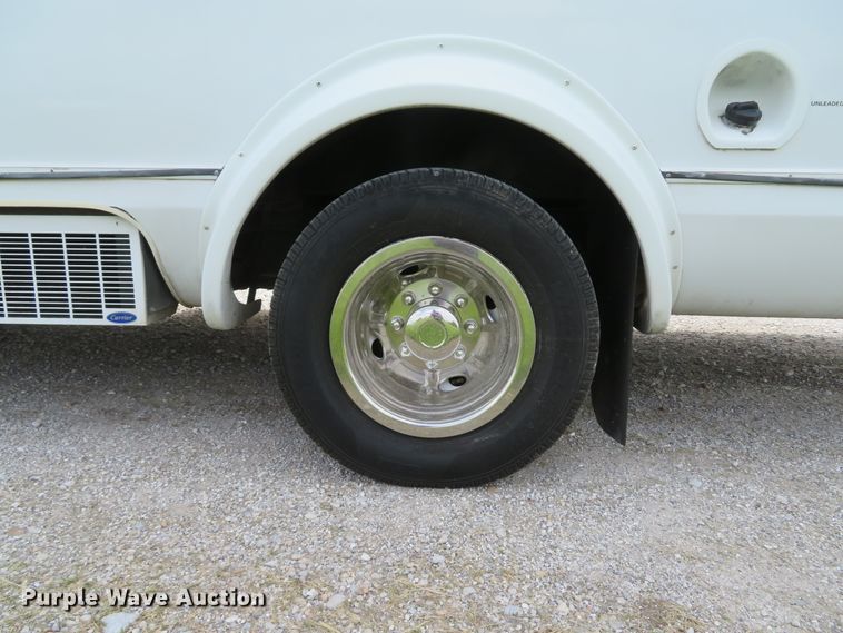 image for item DI2202 2006 Ford E350 Super Duty  shuttle bus