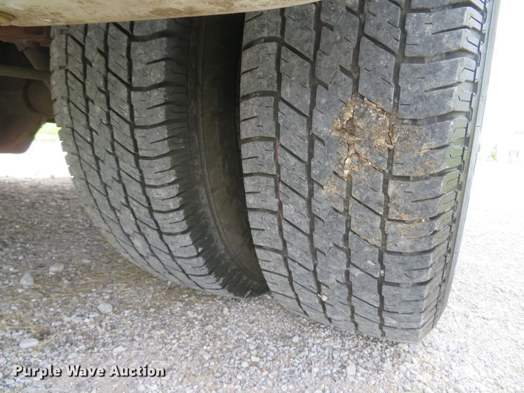 image for item DI2202 2006 Ford E350 Super Duty  shuttle bus