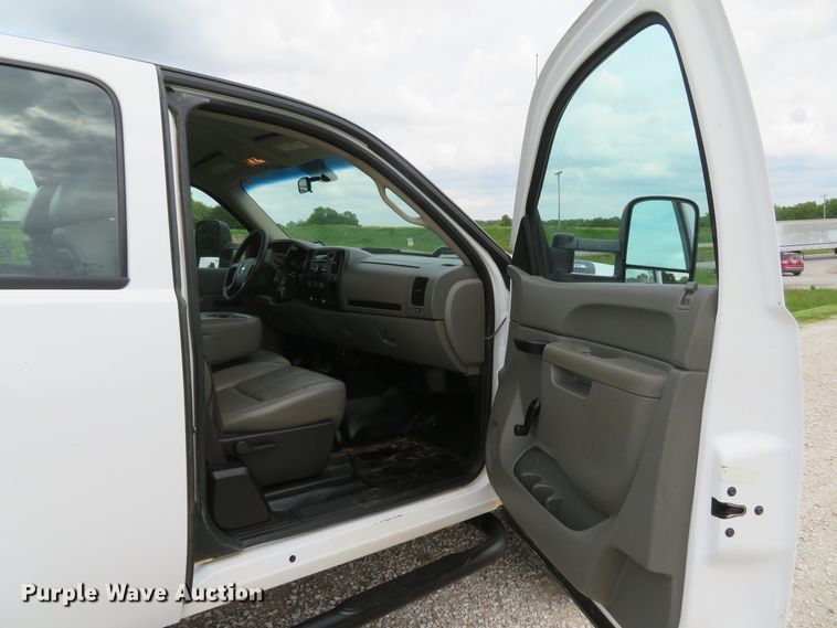 image for item DI2203 2013 Chevrolet Silverado 3500HD  Ext. Cab pickup truck