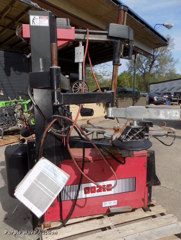 Coats 9024E rim clamp tire machine in Omaha, NE Item DO9351 sold