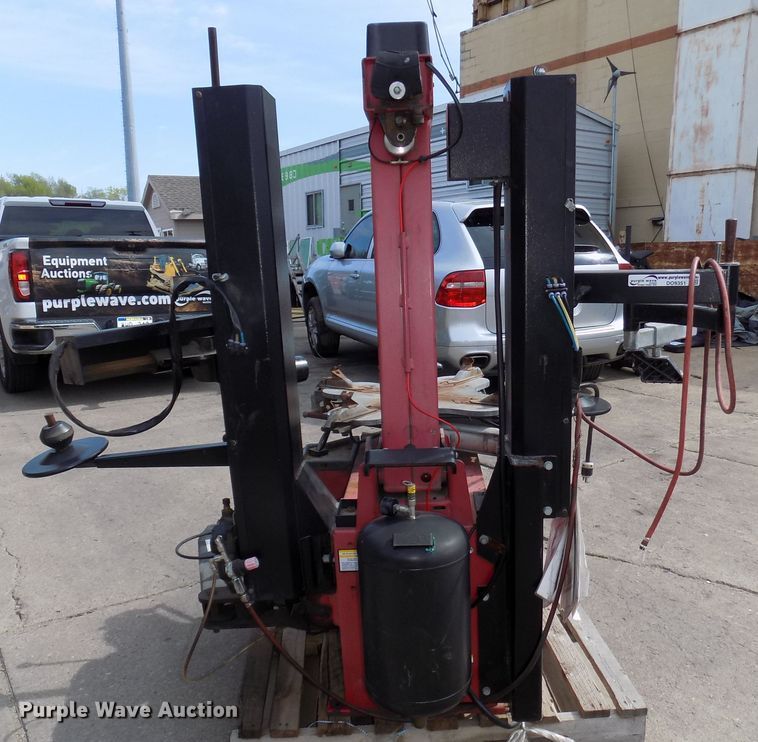 Coats 9024E rim clamp tire machine in Omaha, NE | Item DO9351 sold