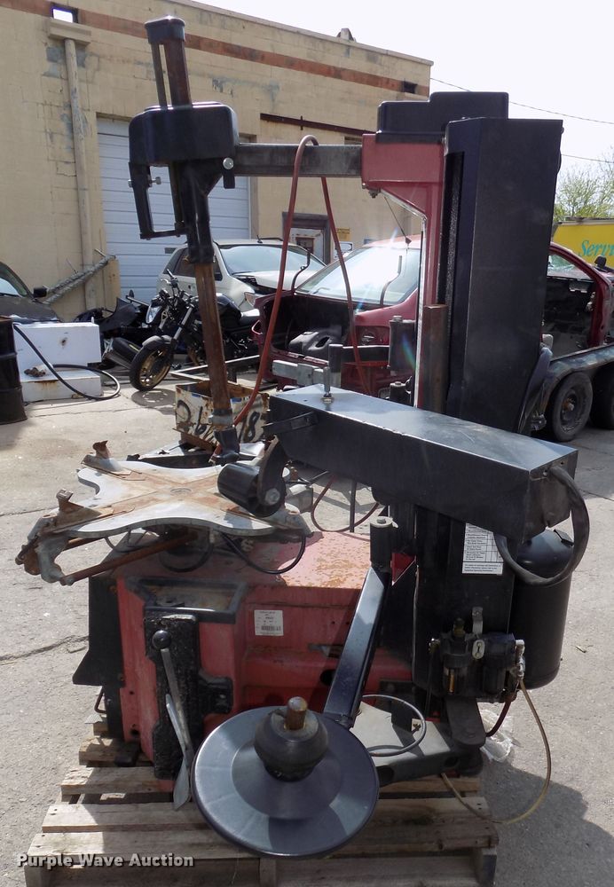 Coats 9024E rim clamp tire machine in Omaha, NE Item DO9351 sold
