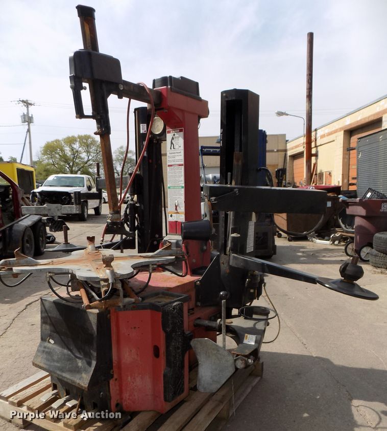 Coats 9024E rim clamp tire machine in Omaha, NE Item DO9351 sold