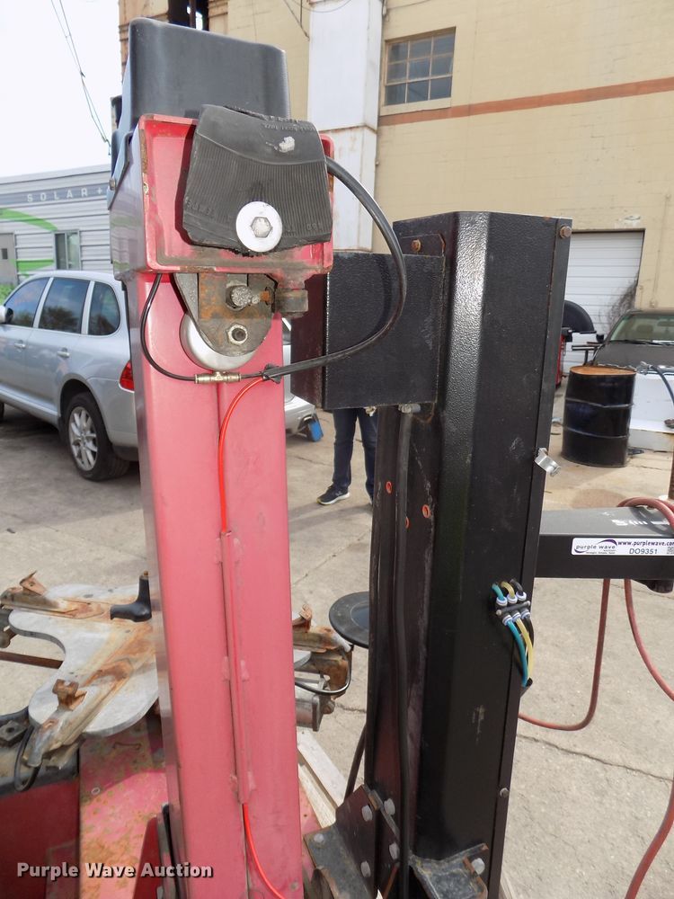 Coats 9024E rim clamp tire machine in Omaha, NE Item DO9351 sold