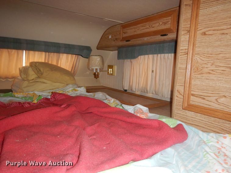 image for item FA9349 1990 Lance 900  slide-in camper