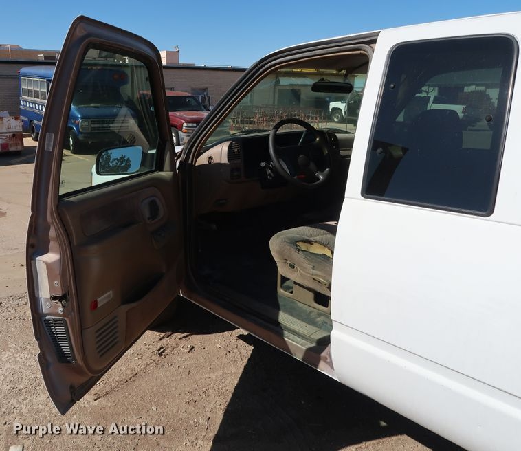 image for item GD9810 1995 Chevrolet C2500 Ext. Cab flatbed pickup truck