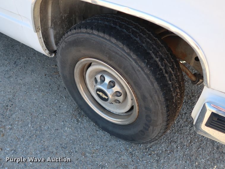 image for item GD9810 1995 Chevrolet C2500 Ext. Cab flatbed pickup truck