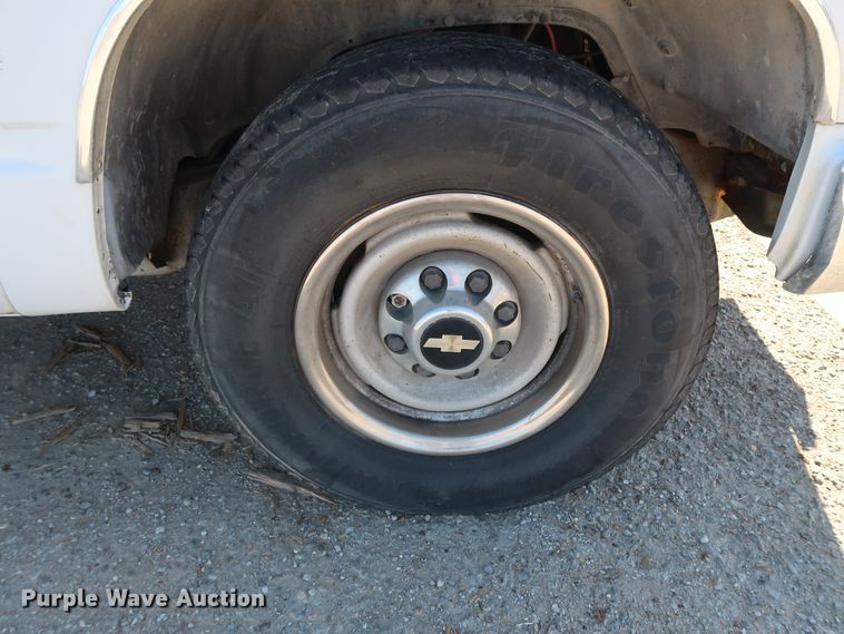 image for item GD9810 1995 Chevrolet C2500 Ext. Cab flatbed pickup truck