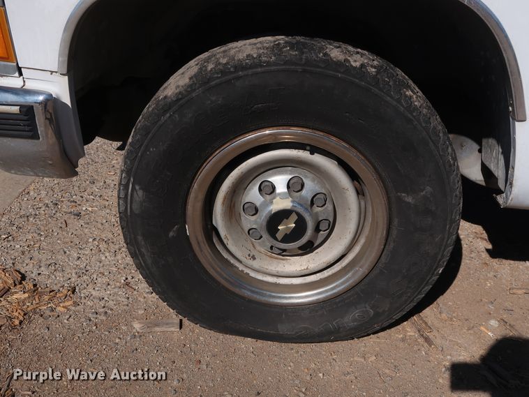 image for item GD9810 1995 Chevrolet C2500 Ext. Cab flatbed pickup truck