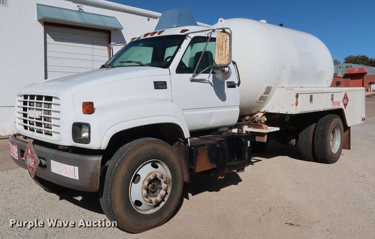 image for item GD9813 2001 GMC C7500 propane fuel truck