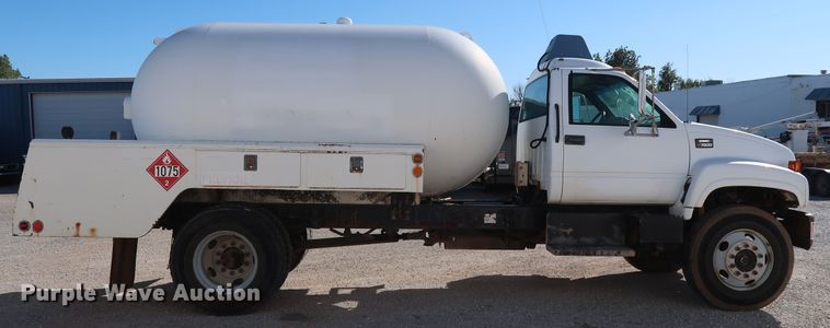 image for item GD9813 2001 GMC C7500 propane fuel truck