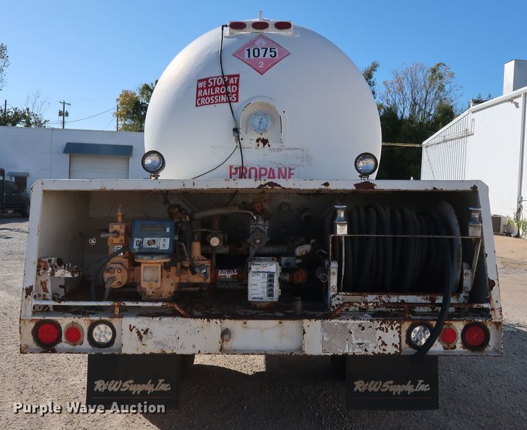 image for item GD9813 2001 GMC C7500 propane fuel truck