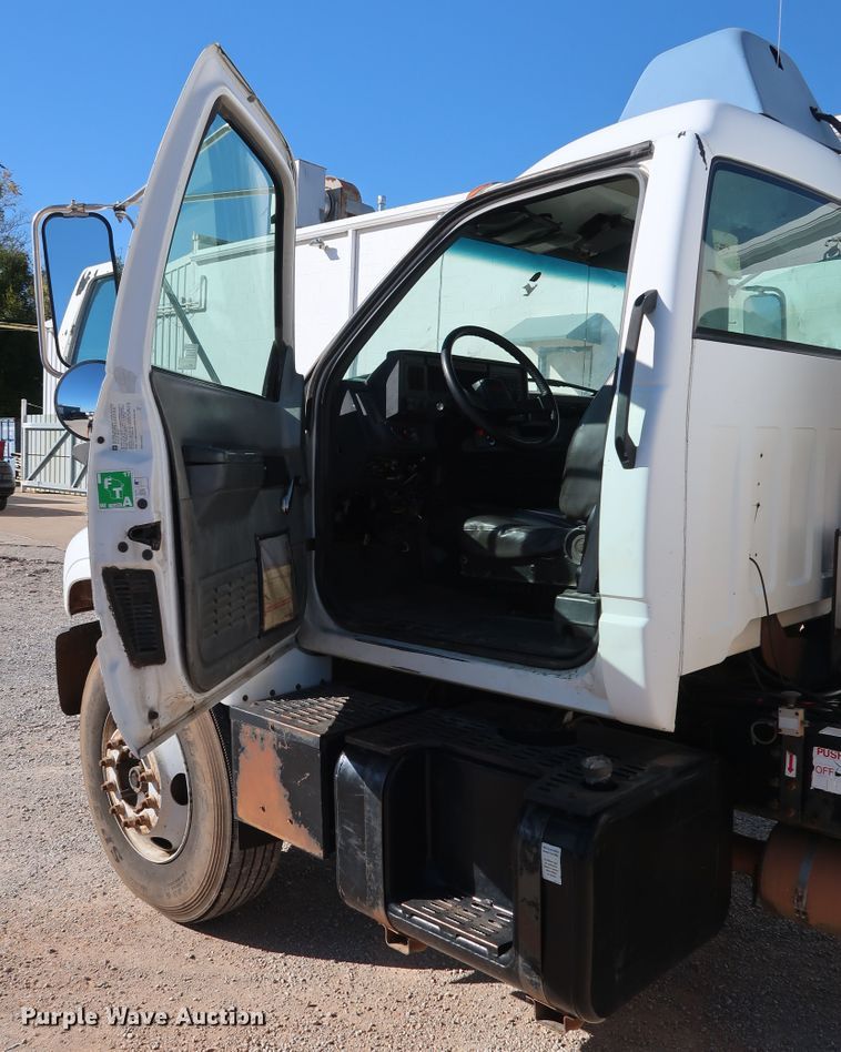 image for item GD9813 2001 GMC C7500 propane fuel truck