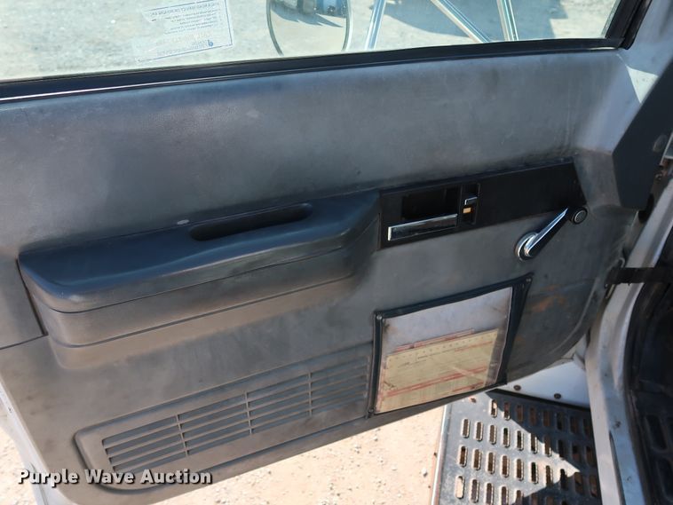 image for item GD9813 2001 GMC C7500 propane fuel truck