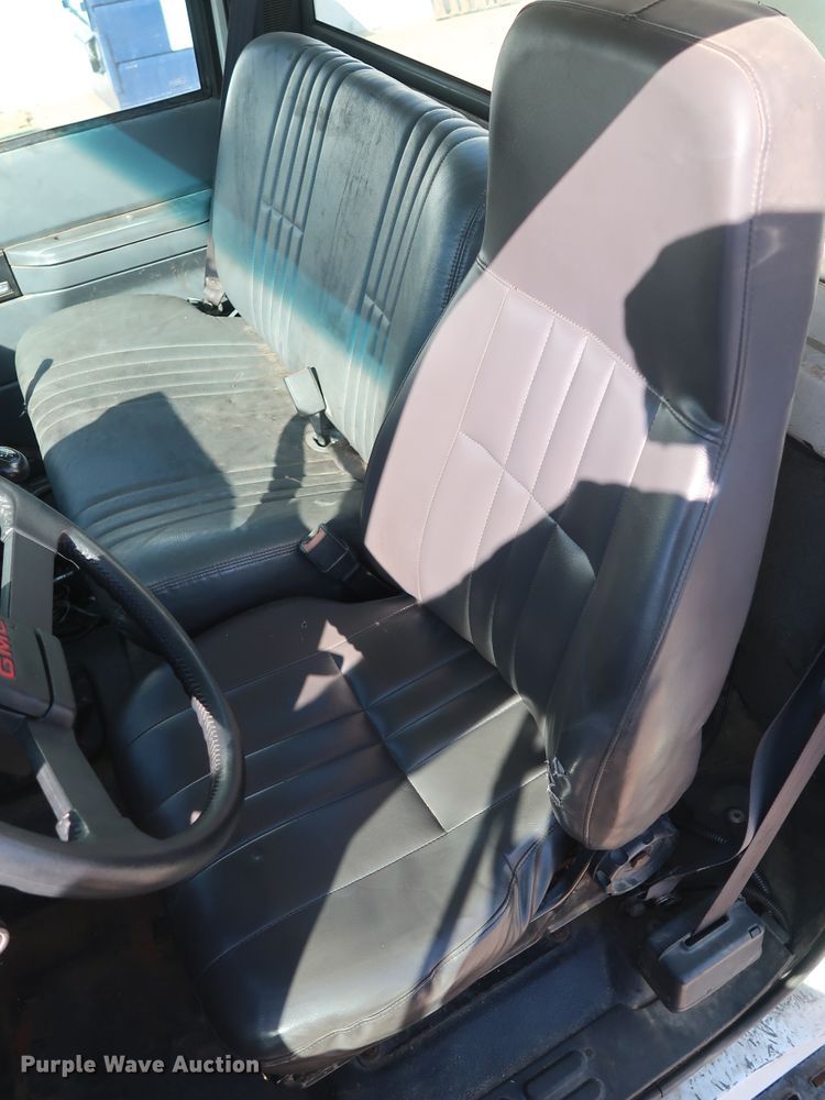 image for item GD9813 2001 GMC C7500 propane fuel truck